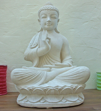 Buddhastatue aus Sandstein, 63 cm hoch.