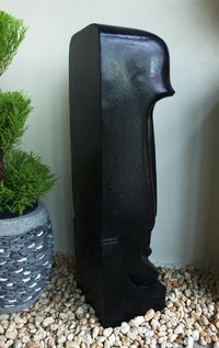 Osterinselkopf aus Terrazzo, schwarz.