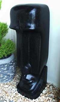 Osterinselkopf aus Terrazzo, schwarz.